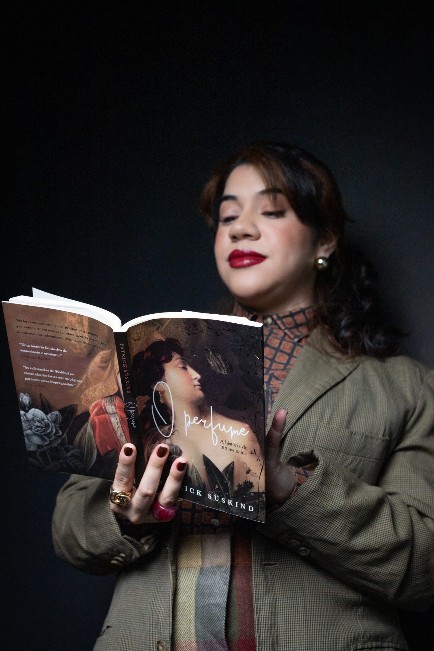 Itally Freitas lendo O Perfume, de Patrick Süskind
